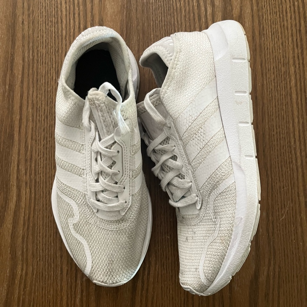 Adidas Women’s Swift Run White shoes size 6.5